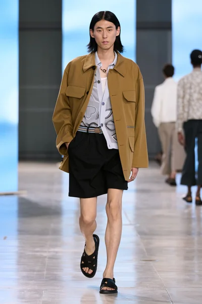 Look 16